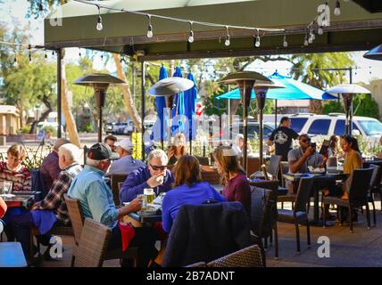 Gruppi di persone che bevono e mangiano fuori sul patio del ristorante messicano Barrio Queen nella zona di Southbridge a Scottsdale, Arizona, USA Foto Stock