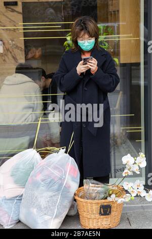 Londra UK 14 marzo 2020 UNA donna che indossa una maschera per la bocca per proteggersi durante l'epidemia di Coronavirus a Londra. Credit: Thabo Jaiyesimi/Alamy Live News Foto Stock