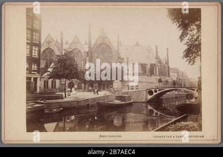 Gezicht op de Oudezijds Voorburgwal Met de Oude Kerk. Foto Stock