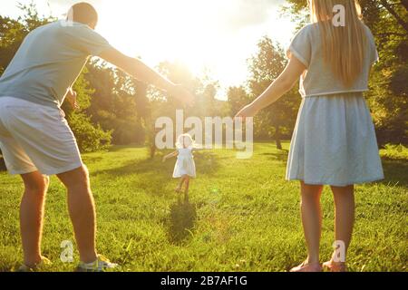 Buona famiglia con bambini nel parco Foto Stock