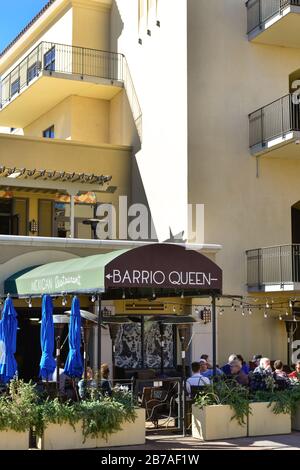 Gruppi di persone che bevono e mangiano ai tavoli in stile patio fuori dal ristorante Barrio Queen, nell'area di Southbridge a Scottsdale, Arizona, USA Foto Stock