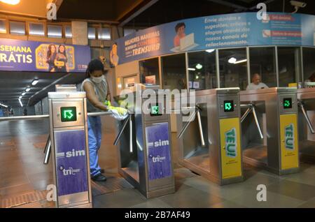 I lavoratori di transito disinfettano e puliscono gli spazi pubblici dal COVID-19, coronavirus nella stazione della metropolitana Trensurb 12 marzo 2020 a Porto Alegre, Brasile. Foto Stock