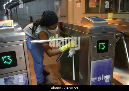 I lavoratori di transito disinfettano e puliscono gli spazi pubblici dal COVID-19, coronavirus nella stazione della metropolitana Trensurb 12 marzo 2020 a Porto Alegre, Brasile. Foto Stock