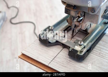 Seghetto alternativo elettrico al lavoro. Primo piano. Foto Stock