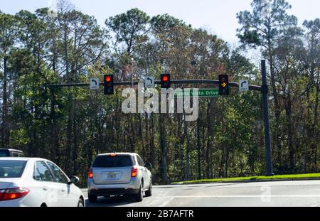 23 febbraio 2020 - Orlando, Florida: Stop light rosso a Buena Vista Drive sulla proprietà Disney Foto Stock