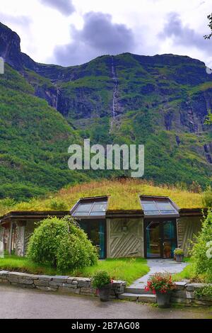 Vista del villaggio di Gudvangen-a nella contea di Vestland, Norvegia. E' una popolare destinazione turistica situata alla fine della Nærøyfjord Foto Stock