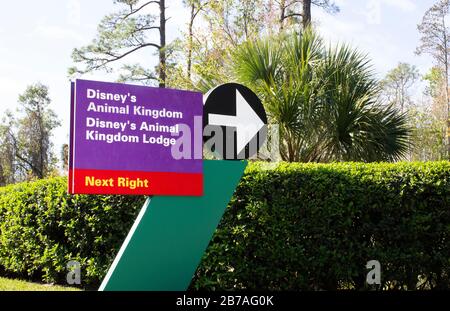 23 febbraio 2020 - Orlando, Florida: Segno rosso e viola che segna la strada per Animal Kingom e Resort a Disney Foto Stock