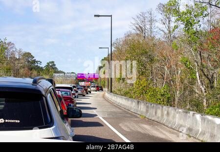 23 febbraio 2020 - Orlando, Florida: Linea di automobili di traffico che attendono per entrare nel parco e nell'area del resort del Regno degli Animali di Disneys Foto Stock