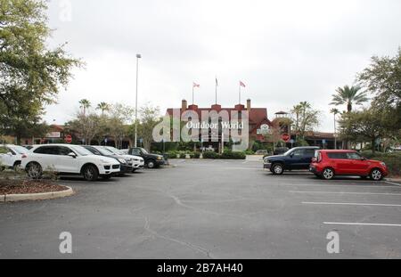 20 febbraio 2020 - Orlando, Florida: Un gigantesco negozio Outdoor World su International Drive come parte della catena Bass Pro Foto Stock