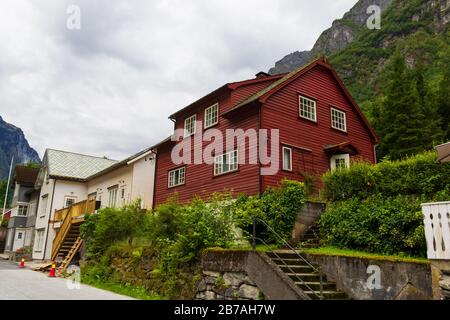 Vista del villaggio di Gudvangen-a nella contea di Vestland, Norvegia. E' una popolare destinazione turistica situata alla fine della Nærøyfjord Foto Stock