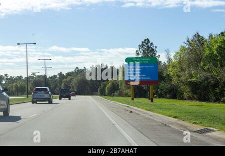 23 febbraio 2020 - Orlando, Florida: Cartello che segna i vari resort nell'area del Disney Springs Resort all'interno dell'area di Disneyworld Foto Stock