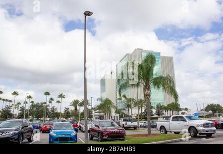 20 febbraio 2020 - Orlando, Florida: Un DoubleTree Hotel by Hilton esterno e parcheggio a Orlando vicino a Major Blvd Foto Stock