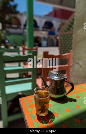 Tradizionale tè alla menta fresca servito a Essaouira, Marocco. Foto Stock