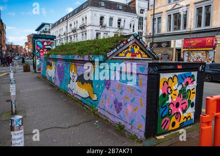 Manchester, Regno Unito - 1 marzo 2020: Vista di FUORI CASA, un nuovo spazio all'aperto per l'arte di strada pubblica in Stevenson Square nel quartiere settentrionale o Foto Stock