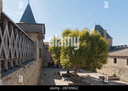 Cortile interno del castello, Carcassonne, Francia. Patrimonio mondiale dell'UNESCO. Foto Stock