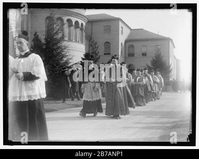 GIBBONS, GIACOMO, CARDINALE. GIUBILEO EPISCOPALE PER IL CARDINALE GIBBONS ALL'UNIVERSITÀ CATTOLICA. MONACI, SACERDOTI, ECC. Foto Stock