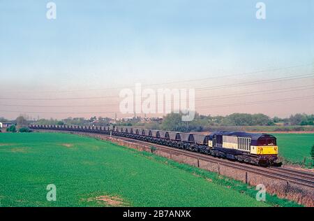 Una locomotiva diesel di classe 58 numero 58026 che lavora un MGR vuoto che lavora a Stenson Junction nel Derbyshire. Foto Stock