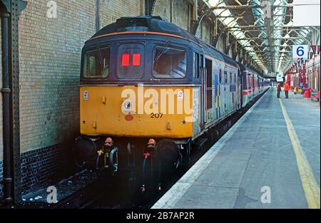 Una locomotiva diesel di classe 33 numero 33207 si prepara a chiudere lo stock di InterCity per liberare la classe 47 che era arrivata prima alla stazione ora chiusa dover Western Docks. 5 settembre 1992. Foto Stock