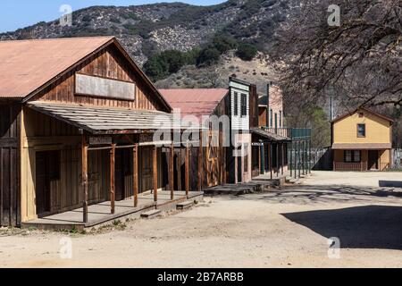 Rustica strada del set cinematografico storico di proprietà del National Park Service degli Stati Uniti al Paramount Ranch nella Santa Monica Mountains National Recreation Area. Foto Stock