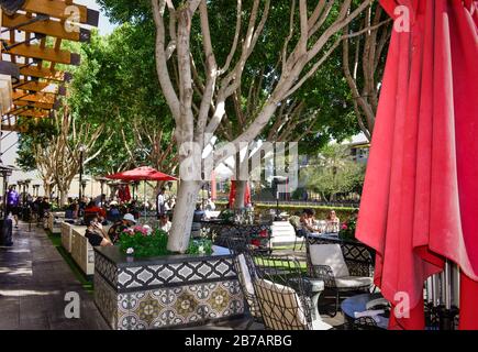 La gente gode di pasti all'aperto sullo splendido patio del ristorante alla moda, elegante e informale Olive & Ivy a Scottsdale, Arizona, Stati Uniti Foto Stock