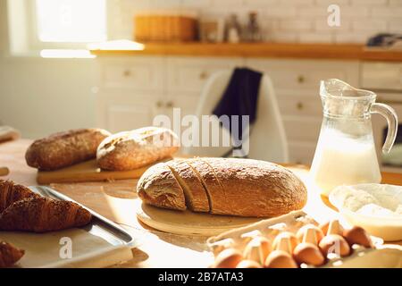 Pane da forno. Pane fresco fatto in casa su un tavolo in cucina. Foto Stock
