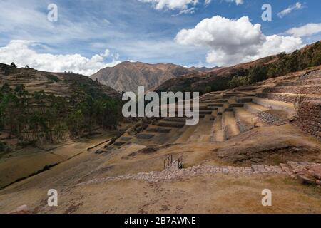 Stagione secca in Pisaq rovina Perù Cusco Inca sentiero terrazze rovinate pareti in pietra Foto Stock