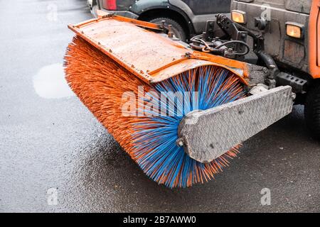 Speciale macchina per la pulizia delle strade con spazzole. Primo piano. Foto Stock