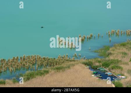 Imbarcazioni naturali imbarcazioni in letto di canna da sopra al Lago balaton Ungheria Foto Stock