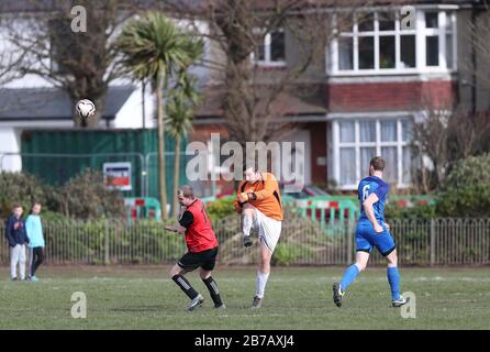 Brighton, Regno Unito. 14 Marzo 2020. Il gioco deve essere attivato - Nonostante il rinvio di tutte le partite della Premier League e della English Football League fino al 4 aprile nel Regno Unito a causa di coronavirus, Non c'è stato alcun calcio Grassroots fermo, come Il Leggio luci ha preso su Goring St Theresa's nella Chairman Charity Cup cravatta a Wish Road Recreation Ground, Il Leggio sono stati i vincitori convincenti che battono Goring 9-1Hove. Credit: James Boardman/Alamy Live News Foto Stock