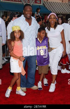 Rodney Peete, Holly Robinson Peete and Kids presso la prima mondiale di Walt Disney Pictures 'Pirati Dei Caraibi: Dead Man's Chest' tenuto a Disneyland ad Anaheim, California. L'evento si è svolto sabato 24 giugno 2006. Foto di: SBM / PictureLux Foto Stock