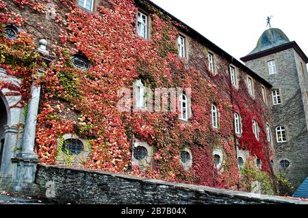 Attendorn, Germania - colori autunnali al Burg Schnellenberg Castle hotel in Attendorn, Germania. Nel distretto di Olpe nel Nord Reno-Westfali Foto Stock