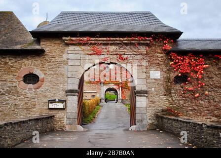 Attendorn, Germania - colori autunnali al Burg Schnellenberg Castle hotel in Attendorn, Germania. Nel distretto di Olpe nel Nord Reno-Westfali Foto Stock