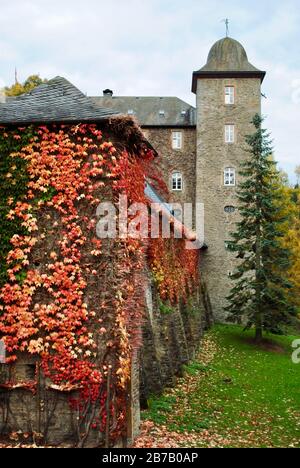 Attendorn, Germania - colori autunnali al Burg Schnellenberg Castle hotel in Attendorn, Germania. Nel distretto di Olpe nel Nord Reno-Westfali Foto Stock