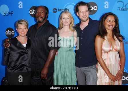 "Men In Trees" Cast - Emily Bergl, John Amos, Anne Heche, James Tupper e Suleka Mathew al Disney ABC Television Group All Star Party tenuto al Kidspace Children's Museum di Pasadena, CA. La manifestazione si è svolta mercoledì 19 luglio 2006. Foto di: SBM / PictureLux Foto Stock