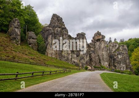 L'Externsteine ai margini della foresta di Teutoburg in Horn-Bad Meinberg, Germania Foto Stock