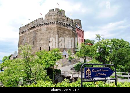 Burghotel Castle Hotel Auf Schönburg (Auf Schoenburg) a Oberwesel, Germania, Patrimonio dell'Umanità dell'UNESCO dell'alta Valle del Reno. Foto Stock