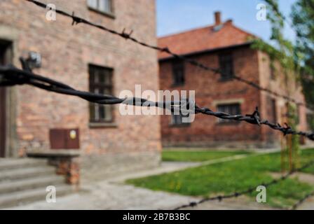 AUSCHWITZ, POLONIA: Filo spinato che circonda gli edifici in mattoni al Museo commemorativo dell'Olocausto di Auschwitz in Polonia. Foto Stock