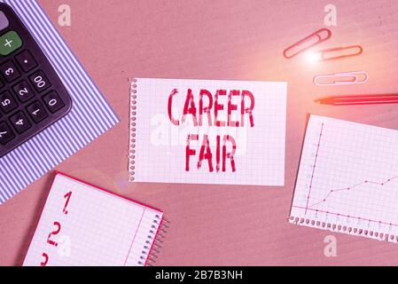 Testo per la scrittura di parole Career Fair. Foto di affari che mostra un evento a cui i cercatori di lavoro possono incontrare i possibili datori di lavoro cartone a strisce cartboa notebook Foto Stock