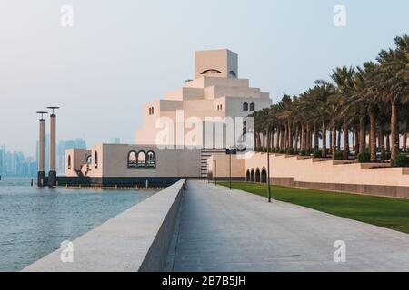 Il Museo di Arte Islamica, Doha, caratterizzato da influenza architettonica Islamica in un aspetto cuboide, progettato da Ieoh Ming Pei Foto Stock