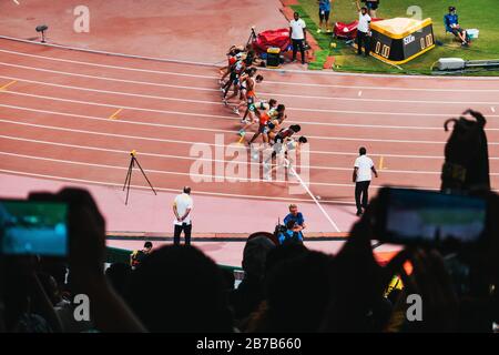 Le corridori femminili lanciano dalla linea di partenza nel campionato mondiale di atletica IAAF 2019 al Khalifa International Stadium, Doha, Qatar Foto Stock