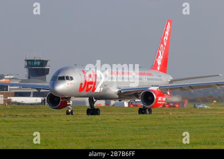 Un Jet 2 Boeing 757 che corre lungo la pista all'Aeroporto Internazionale di Leeds Bradford Foto Stock