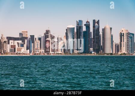 I vari ed eccentrici edifici del centro finanziario di Doha, come visto nell'ottobre 2019 Foto Stock