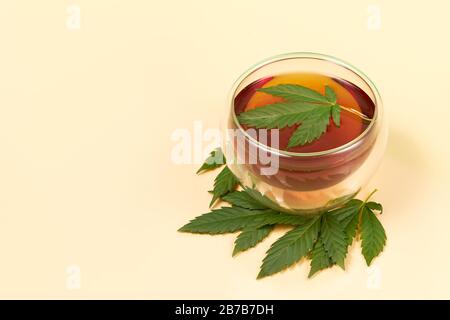 La Cannabis tè alle erbe e foglie di marijuana Foto Stock