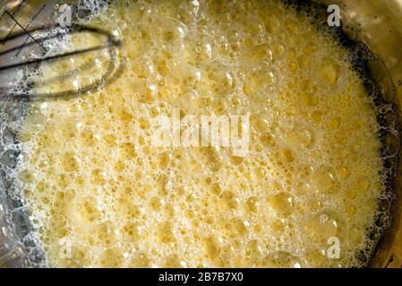 crepa di frittella mescolare all'interno della ciotola di metallo closeup Foto Stock