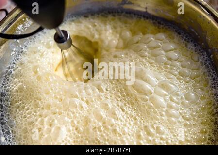 crepa di frittella mescolare all'interno della ciotola di metallo closeup Foto Stock