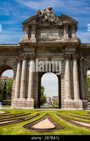 La famosa Puerta de Alcala in una bella giornata di sole nella città di Madrid. Iscrizione sul frontone: Re Carlo III anno 1778 Foto Stock