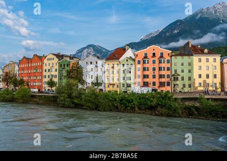 Case colorate sulla riva della locanda nel centro storico di Innsbruck, Tirolo, Austria Foto Stock