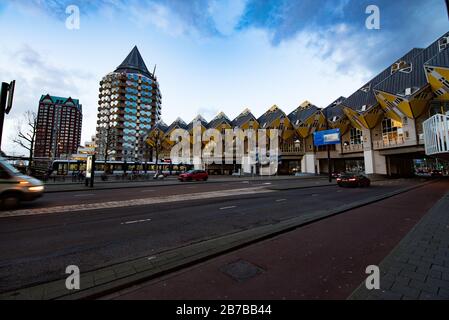 Rotterdam paesi bassi febbraio 15 2018: rotterdam Street views in witner. Ponte, case cubiche, stazione centrale Foto Stock