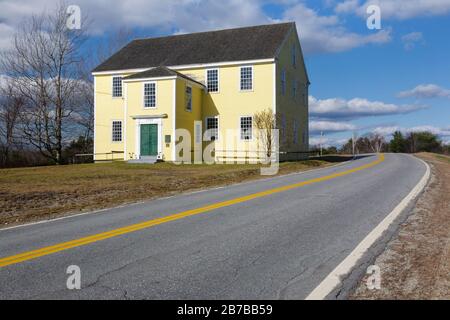 Alna Meeting House ad Alna, Maine, durante i mesi autunnali. Costruita nel 1789, questa casa di riunione è stata inserita nel Registro Nazionale dei luoghi storici in Foto Stock