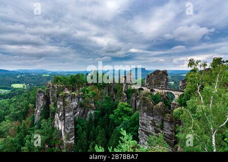 Il famoso ponte di Basteibruecke in Svizzera sassone in una giornata nuvolosa Foto Stock